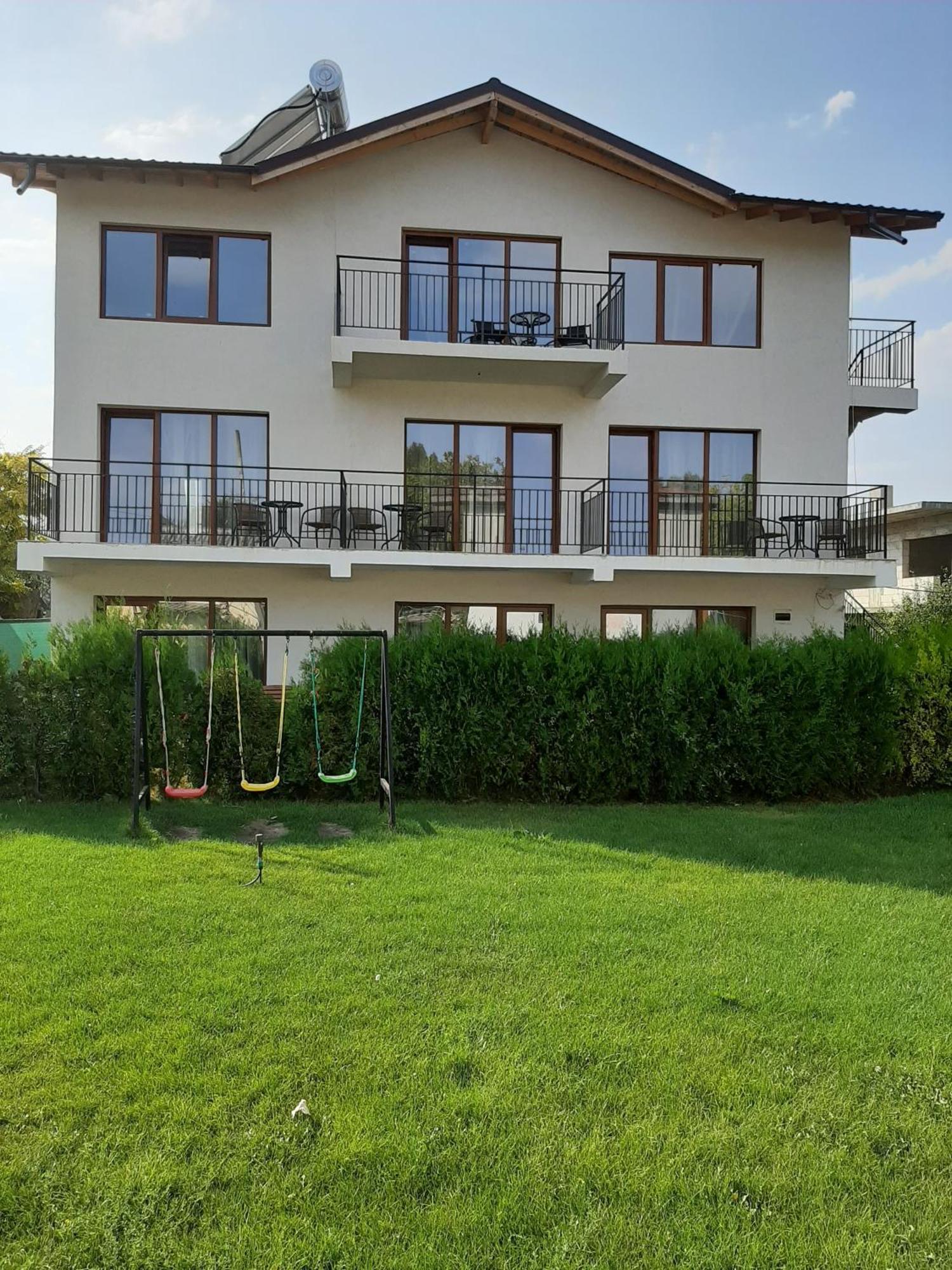 Casa Orhideea Hotel Костинещи Екстериор снимка